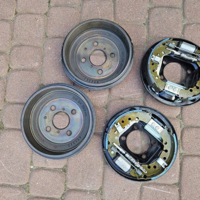 Komplet hamulców tył tylnych bębny szczęki Toyota Aygo X 2022r 42431-0H020