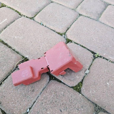 Obudowa osłona klemy plusowej plastik Toyota Aygo X 2022r