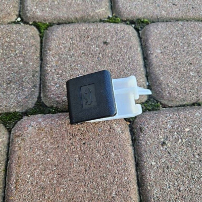 Rączka uchywt mocowanie otwierania maski pokrywy Toyota Aygo X 2022r