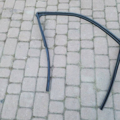 Uszczelka zgarniacz drzwi szyby przód przednich prawa 2022r Toyota Aygo X