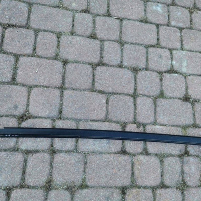 Uszczelka zgarniacz drzwi szyby przód przednich prawa 2022r Toyota Aygo X