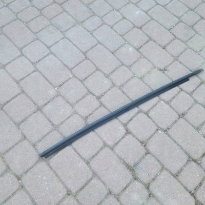 Uszczelka zgarniacz drzwi szyby przód przednich prawy 2022r Toyota Aygo X