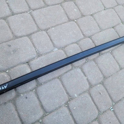 Uszczelka zgarniacz drzwi szyby przód przednich lewy 2022r Toyota Aygo X