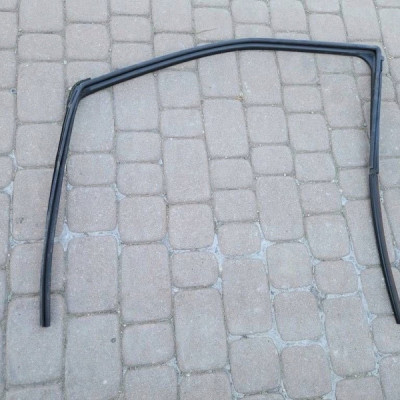 Uszczelka zgarniacz drzwi szyby przód przednich lewy 2022r Toyota Aygo X