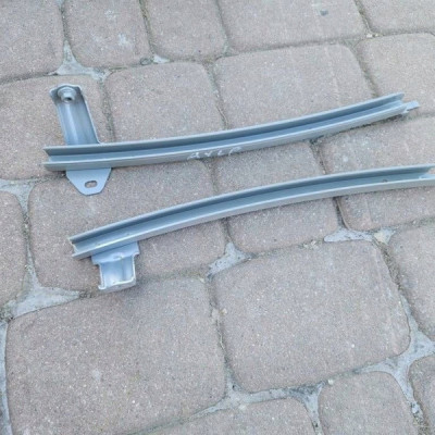 Prowadnice szyby szyby drzwi lewy przód 2022r Toyota Aygo X