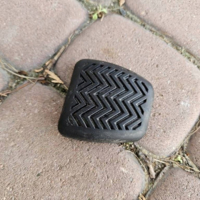 Nakładka gumka guma na pedał pedały Toyota Aygo X 31321-42010