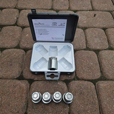 Nakrętki śrub zabezpieczających Toyota Camry VIII XV70 PW456-00013