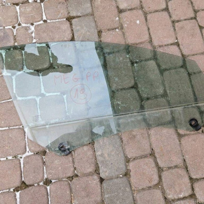 Szyba drzwi przód przednia prawa 2019R Renault Megane IV