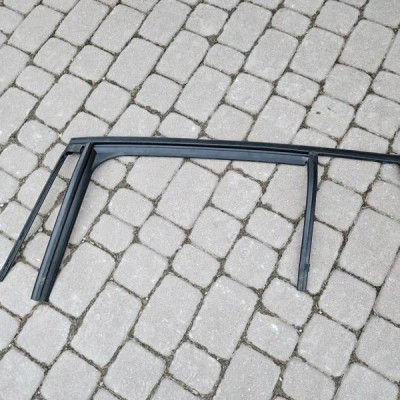 Uszczelka drzwi tył tylna lewa kombi zgarniacz Renault Megane IV