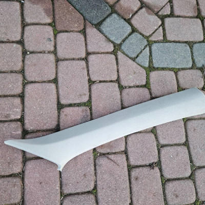 Obudowa osłona słupka przód prawa jasna Opel Insignia B 39155394