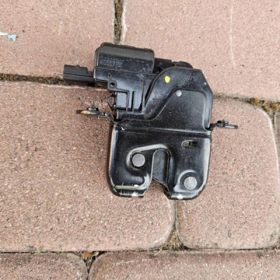 Zamek klapy bagażnika tył Renault Megane IV 905039004R