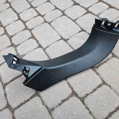 Obudowa osłona klapy bagażnika kombi Renault Megane IV 909037679R