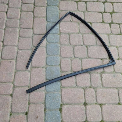 Uszczelka drzwi tył tylna prawa zgarniac Toyota Camry VIII XV70 68142-33131