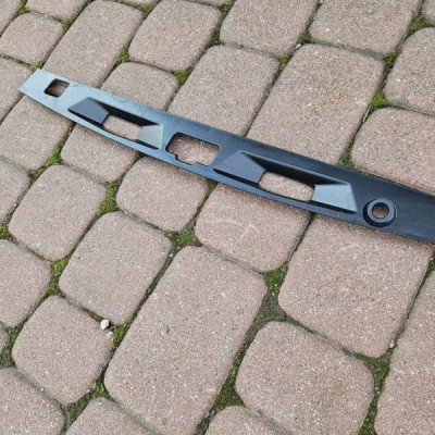 Obudowa osłona bagażnika listwa pokrywa Toyota Camry VIII XV70 76813-33010