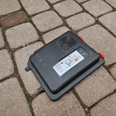 Obudowa osłona skrzynki bezpieczników pokrywa Opel Mokka B 9826717980