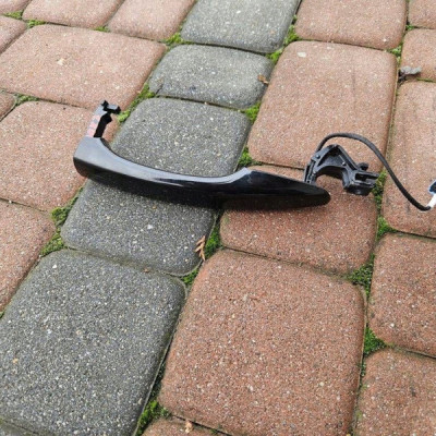 Klamka drzwi przód przednia lewa KTV czarna Opel Mokka B 9816082677