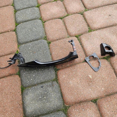 Klamka drzwi przód przednia lewa czarna KTV Opel Mokka B 9816082677