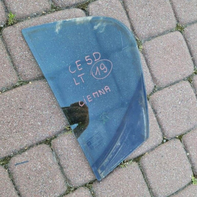 Szyba drzwi tył tylna lewa ciemna 5 drzwiowa 2019R Opel Corsa E