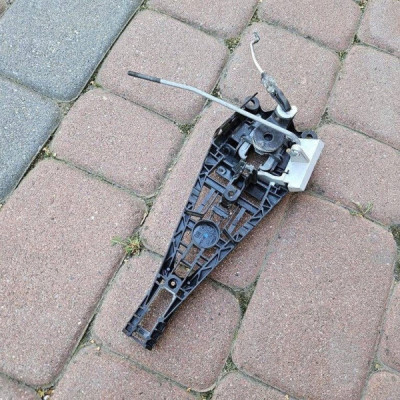 Podstawa klamki drzwi przód przednia lewa cięgno 5drzwi Opel Corsa E