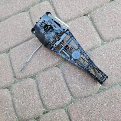 Podstawa klamki drzwi przód przednia prawa 5drzwi Opel Corsa E