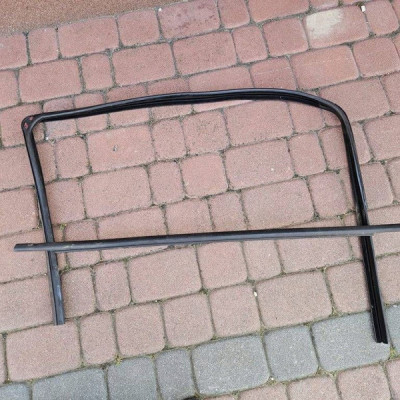 Uszczelka zgarniacz szyby przód przedniej 5drzwi lewa Opel Corsa E 13188922