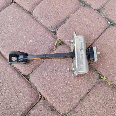 Ogranicznik drzwi tył tylny LEWY - PRAWY Opel Corsa E 13181961