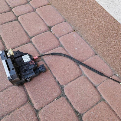 Zamek drzwi tył tylny lewy 5drzwi europa Opel Corsa E 13431842