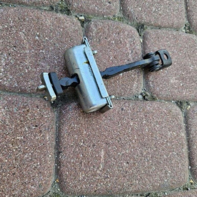 Ogranicznik drzwi przód przedni LEWY - PRAWY 5drzwi Opel Corsa E 13180682