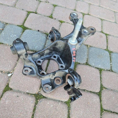 Zwrotnica piasty tył tylna zawieszenia prawa łożyska Toyota Camry VIII XV70