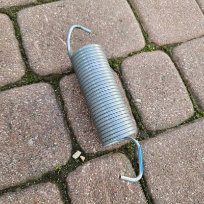 Sprężyna tył tylna zawiasu klapy bagażnika Toyota Camry VIII XV70