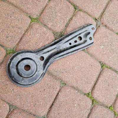 Uchwyt mocowanie wspornik zawieszenia belka blacha l Toyota Camry VIII XV70