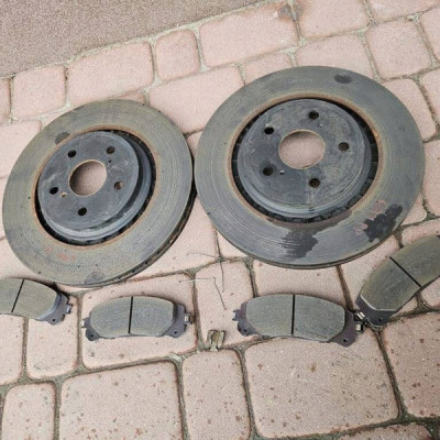 Komplet ORYGINALNYCH tarcz przednich z klockami Toyota Camry VIII XV70