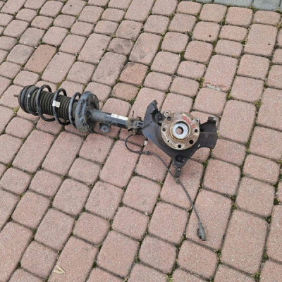 Amortyzator zwrotnica piasta przód lewa mcpherson Opel Adam 13408696