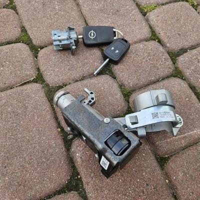 Stacyjka + bębenek wkładka do drzwi + 2 kluczyki Opel Adam