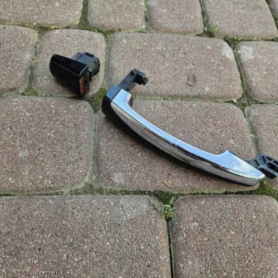 Klamka drzwi przód przednia prawa CHROM Z22Y 22Y czarna Opel Adam