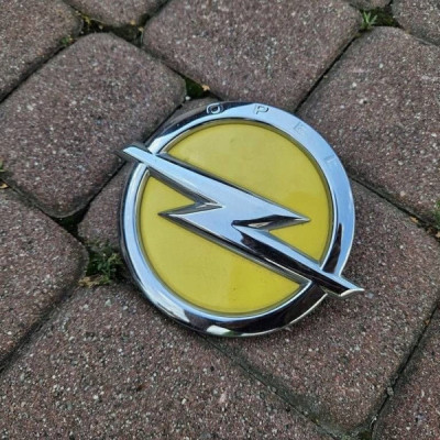 Przycisk mikrostyk otwierania klapy bagażnika znaczek logo Opel Adam