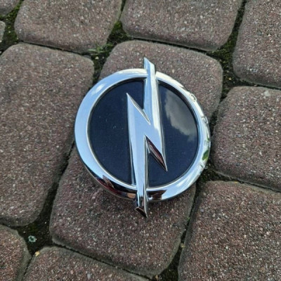 Przycisk mikrostyk otwierania klapy bagażnika znaczek logo Opel Adam