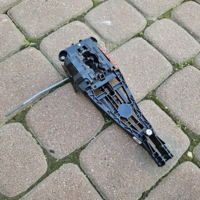 Podstawa klamki drzwi przód przednia prawa EUROPA cięgno Opel Adam