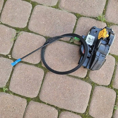 Zamek drzwi przód przedni prawy GP Europa Opel Adam 13579523