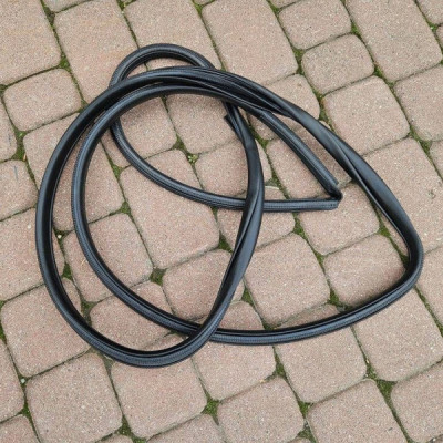 Uszczelka drzwi przód przednia prawa karoseryjna Toyota Camry VIII XV70