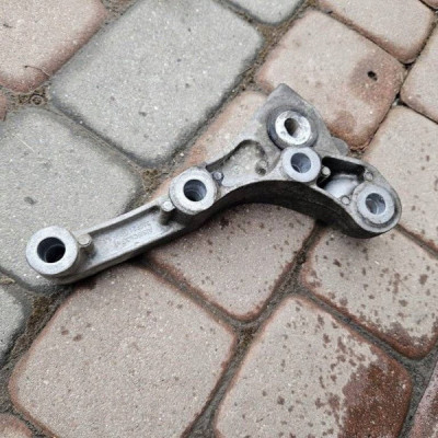 Łapa mocowanie skrzyni biegów 13367562 1.2T Opel Astra K 