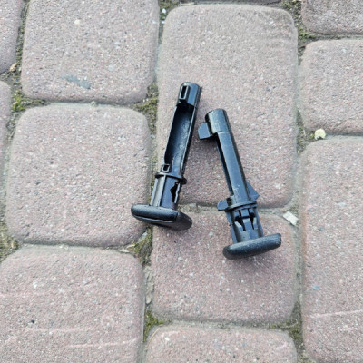 Uchwyt mocowania zagłówka fotela przedniego Renault Zoe 1524399