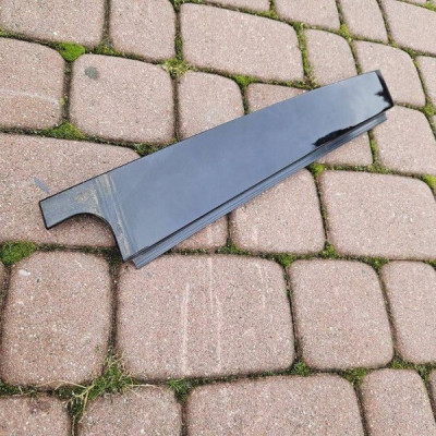 Listwa szyby drzwi tył tylna prawa słupka Volkswagen Golf VII 5G6839902B