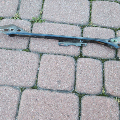 Uchwyt okular wzmocnienie pas przedni LIFT belka Opel Astra K