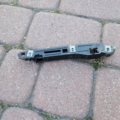 Ślizg uchwyt mocowanie błotnika zderzaka lewy Opel Astra K 39020436