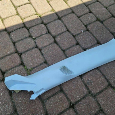 Obudowa osłona słupka przód przednia prawa jasna Opel Mokka B 9834892280