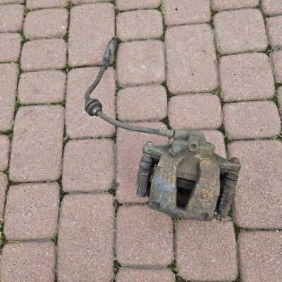 Zacisk hamulca hamulcowy przedni prawy jarzmo Opel Adam
