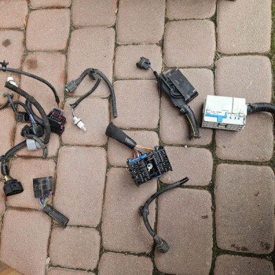 Kostka wtyczka instalacja komory silnika Opel Adam