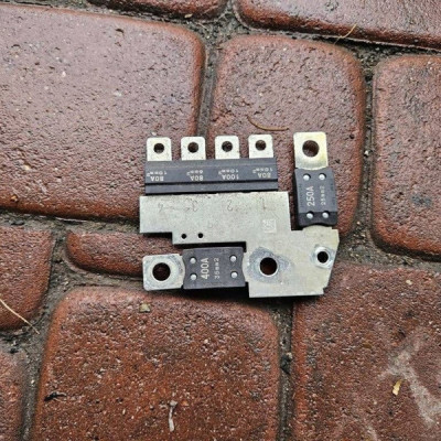 Bezpiecznik klemy plusowej zabezpieczenie Opel Adam