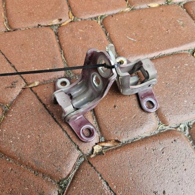 Zawias zawiasy komplet prawy przód Z50N EUROPA Opel Adam